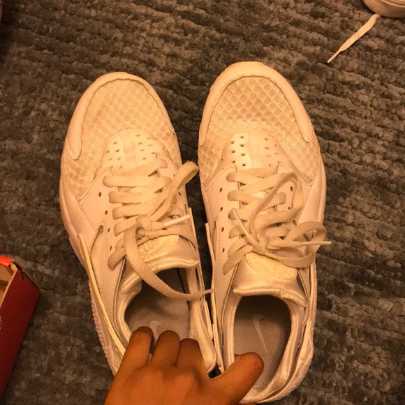 Nike Air Huaraches - Picture 2 of 5